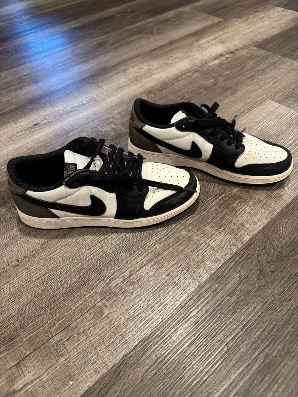 Nike Menβs Black and White Low-Top Sneakers with Swoosh